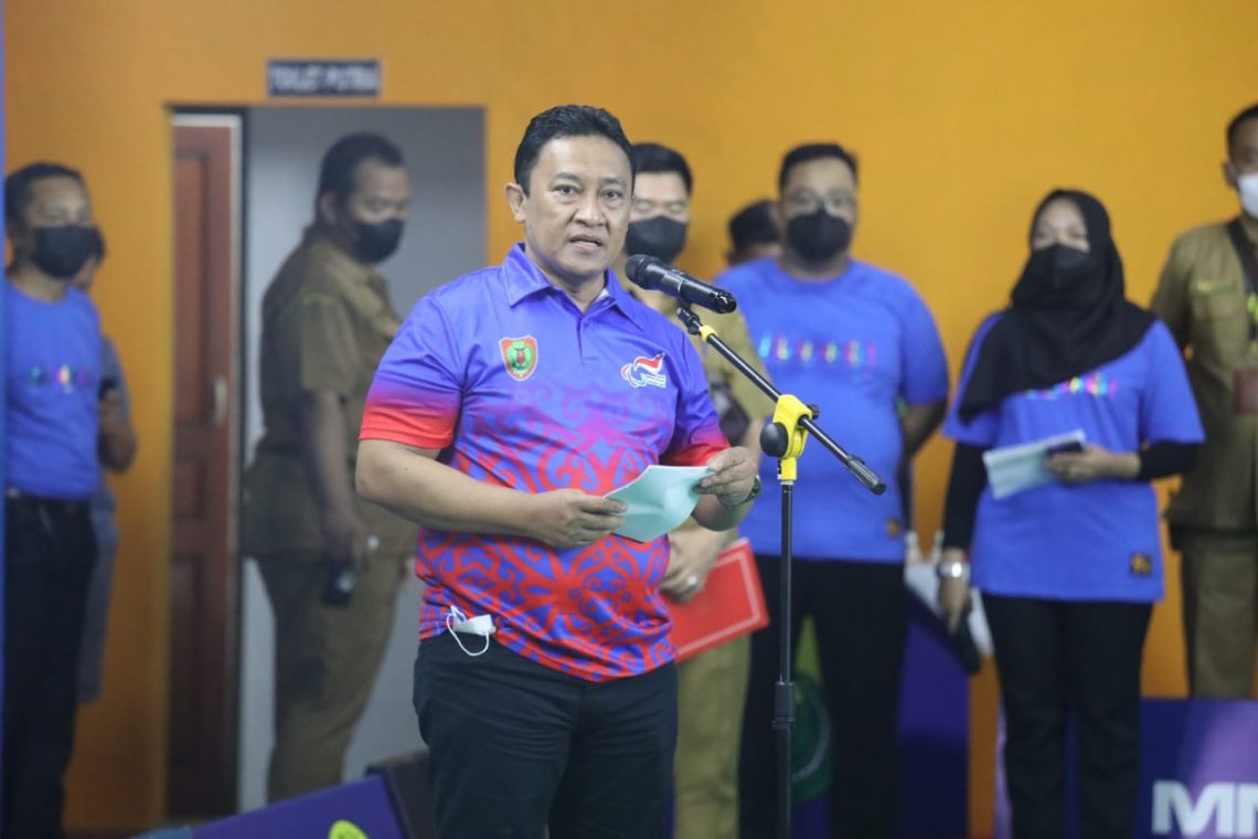 Wakil Gubernur (Wagub) Kalteng, H. Edy Pratowo, membuka BNI Sirkuit Nasional (Sirnas) B bulutangkis Palangka Raya tahun 2022 dengan pemukulan Shuttlecock, bertempat di GOR Pratama Palangka Raya, Senin (5/9/2022).