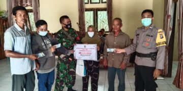 Bhabinkamtibmas Turun Langsung Amankan Penyaluran BLT-DD Tahap IV