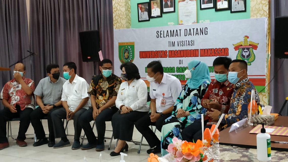 Wakil Bupati Kabupaten Barito Selatan, Satya Titiek Atyani Djoedir didampingi Direktur RSUD Jaraga Sasameh Buntok menerima kunjungan Tim Visitasi dari Universitas Hasanudin (UNHAS) Makassar, Rabu (4/11/2020). Foto : Den