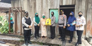 Kasat Binmas dan Personil Polwan Seruyan Berbagi Sembako