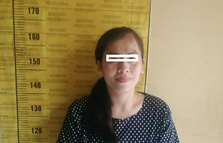 Terdakwa pelaku penyiksa anak tiri yang ditangkap polisi. Foto : Lg