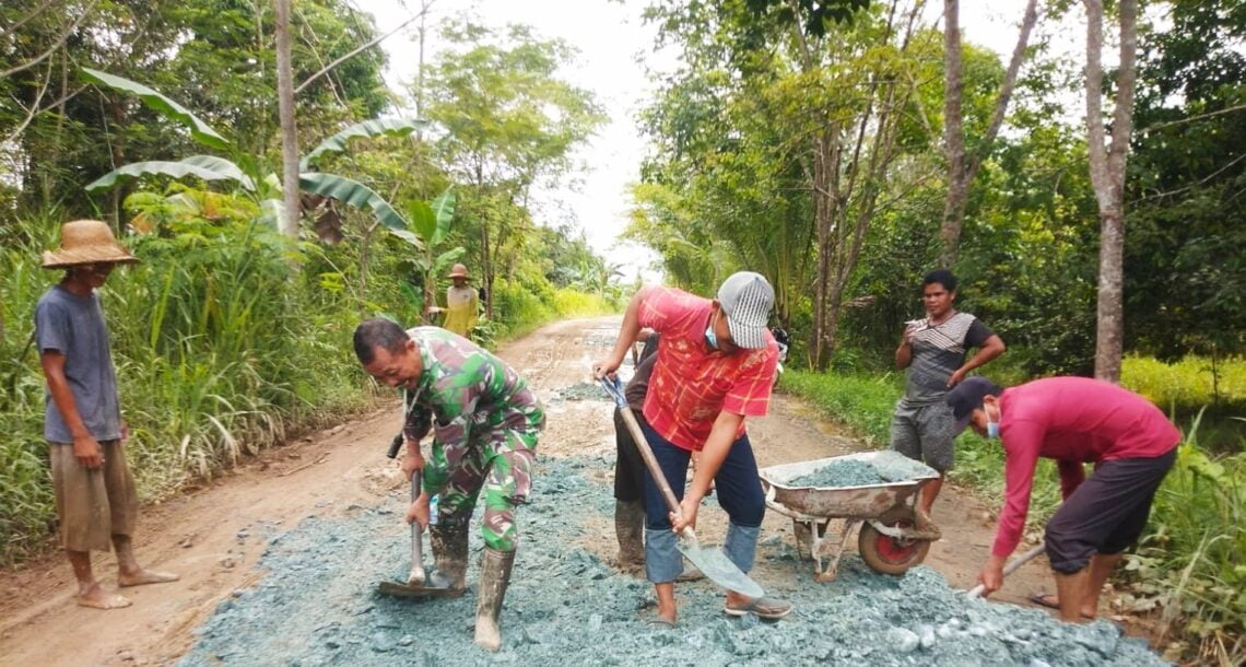 Masyarakat Desa Bakungin dan Saka Batur Kecamatan Kapuas Hilir dipelopori Anggota Koramil 1011-02/Kapuas Hilir melaksanakan gotong royong memperbaiki jalan penghubung kedua desa, Kamis (4/11/2021). Foto : lg