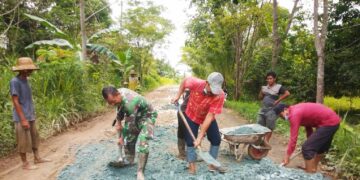 Anggota Koramil dan Warga Saka Bakungin Perbaiki Jalan