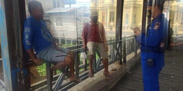 Satpolairud Polres Seruyan dengan Humanis Himbau Warga Patuhi Prokes