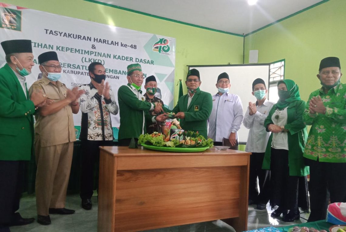 H. Awaludin Noor usai memotong tumpeng Harlah PPP ke-48 dan memberikannya kepada ketua DPC PPP Kabupaten Katingan, H.Hanafi. (5-1-2021). Foto : AT