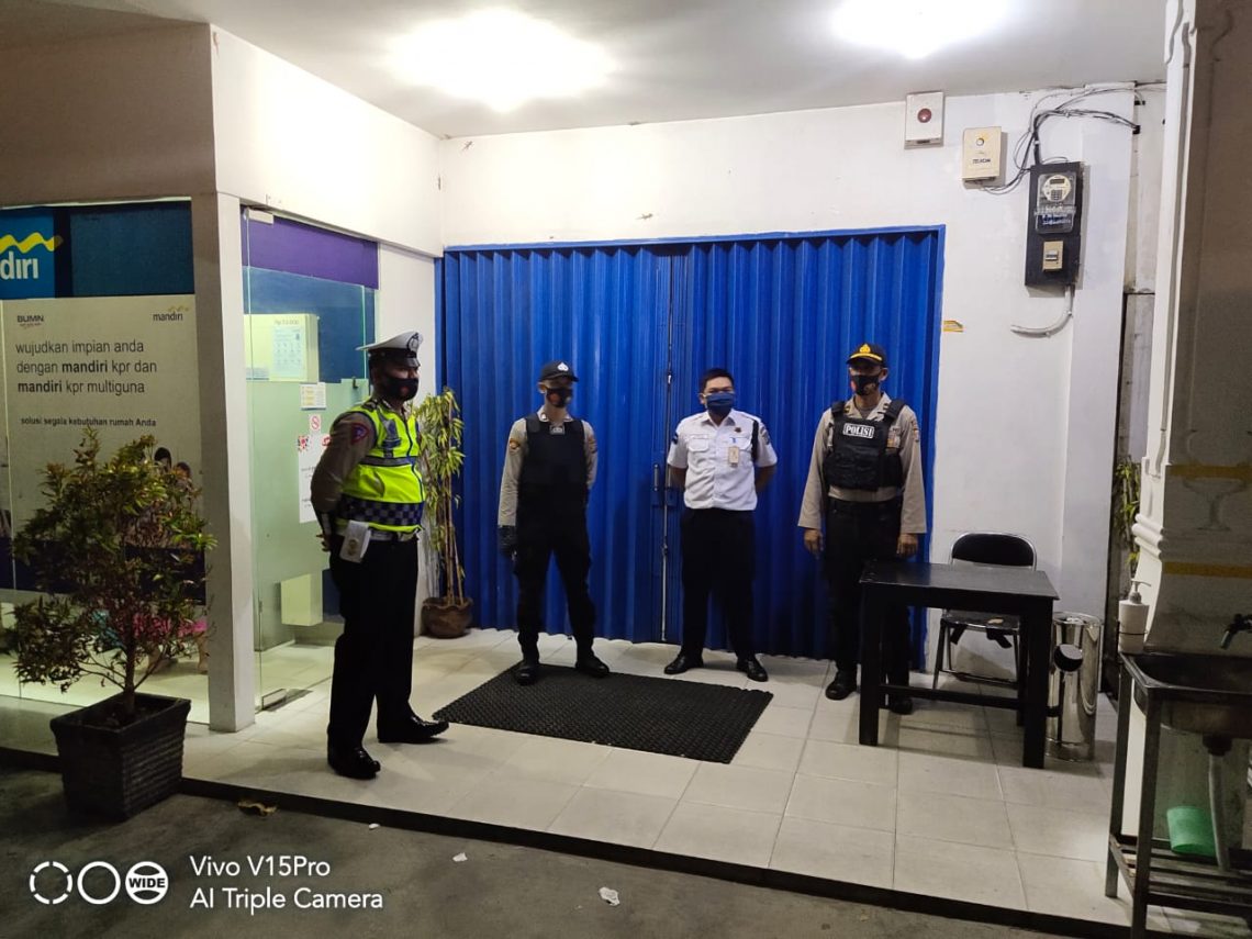 Personil Polres Seruyan melakukan patroli ke tempat strategis di Kota Kuala Pembuang, Sabtu (6/2/2021) malam. Foto : Tbn