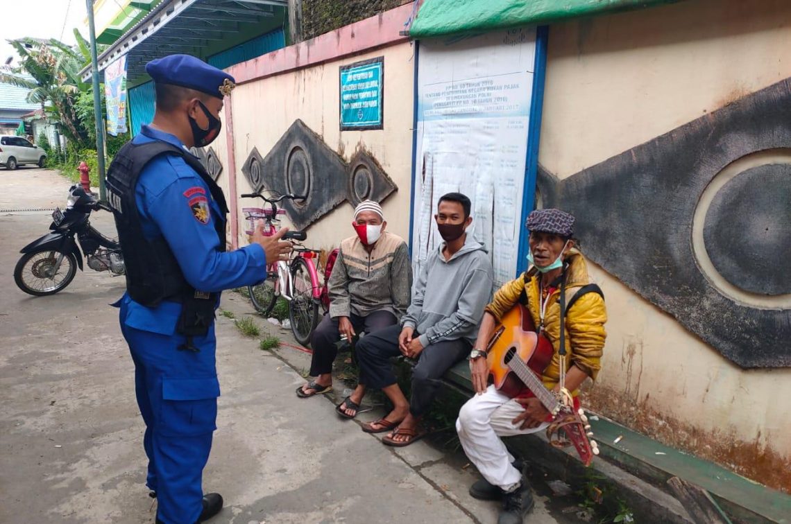 Personel Polair Polres Seruyan rutin menyambangi masyarakat di kawasan pesisir dan pemukiman penduduk untuk memberikan sosialisasi pentingnya penerapan protokol kesehatan, Sabtu (6/2/2021). Foto : Tbn