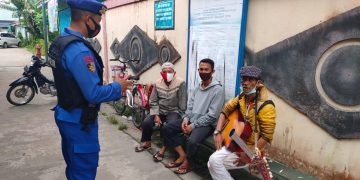 Personel Polair Polres Seruyan Sosialisasi Protokol Kesehatan Kepada Warga Pesisir