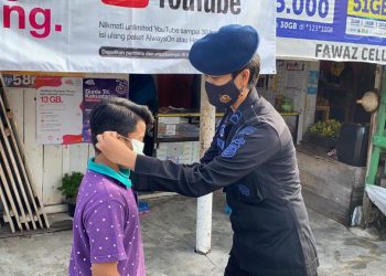 Polwan Brimob Kalteng Bagikan 2.000 Masker dan 50 Sak Beras