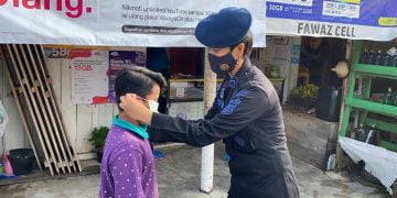 Polwan Brimob Kalteng Bagikan 2.000 Masker dan 50 Sak Beras
