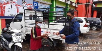 Cegah Covid-19 Polsek Seruyan Hilir Bagi Masker