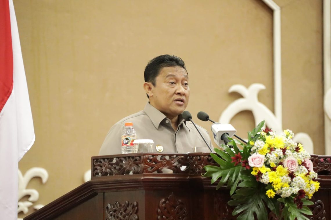 Wagub Kalteng H. Edy Pratowo saat menyampaikan Pidato Pengantar Gubernur Kalteng terhadap 2 Raperda Provinsi Kalteng, Senin (6/2/2023). Foto : Ist/mmc