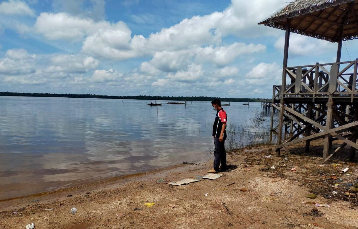 Kapolsek Danau Sembuluh IPDA Dwi Triyanto S.I.P., melalui Kanit Intelkam Bripka Relly pantau daerah aliran sungai yang berada di Desa Sembuluh 2 yang rawan banjir. Foto : Tbn