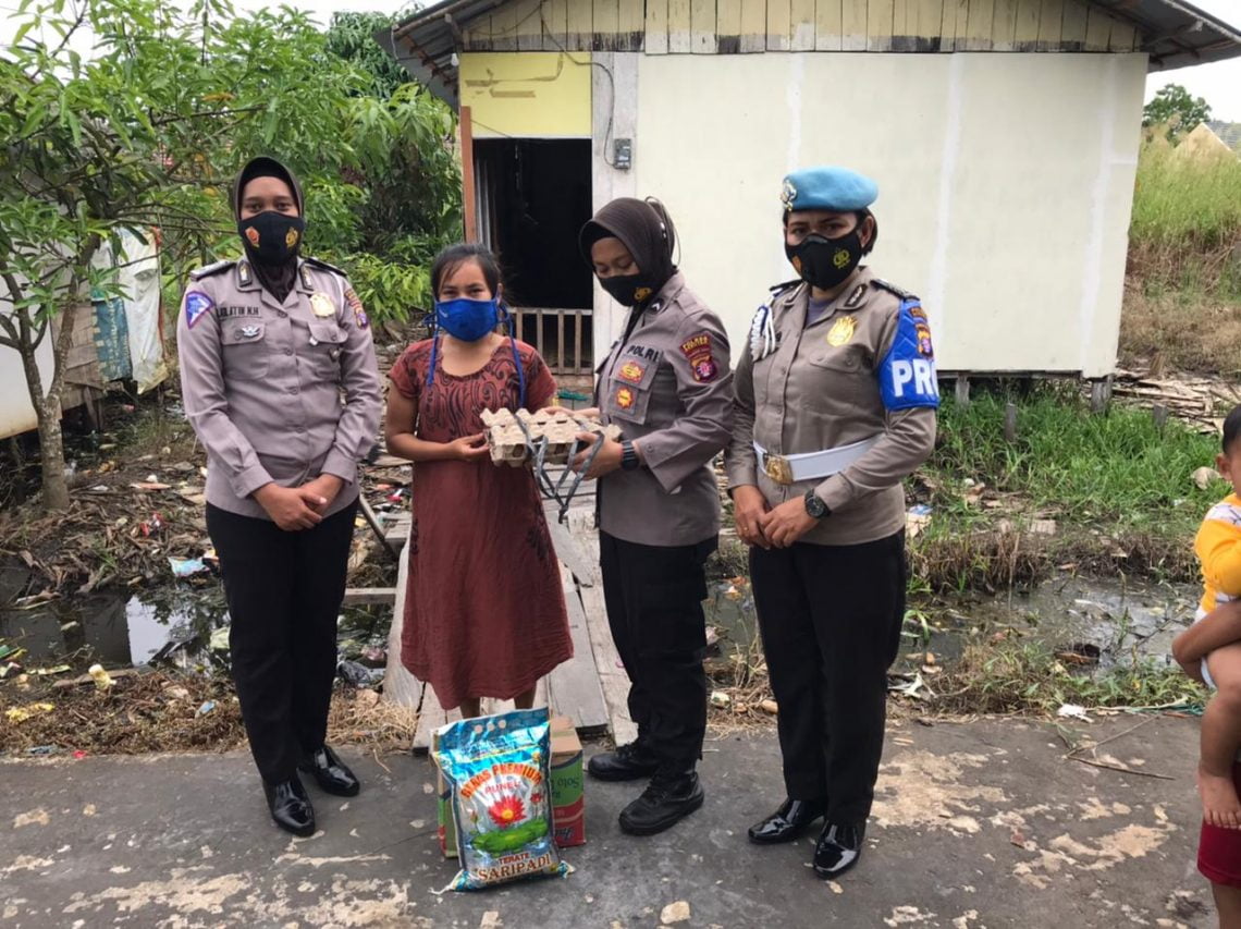 Srikandi Polres Seruyan,  untuk berbagi kepada sesama yang membutuhkan, terutama kepada masyarakat pra sejahtera terdampak Covid-19 yang ada di Kab. Seruyan, Jumat (5/3/2021) pagi. Foto : TN