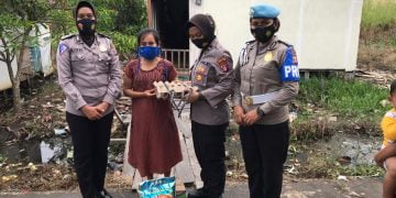 Jumat Berkah, Polwan Polres Seruyan Berikan Bantuan Sembako