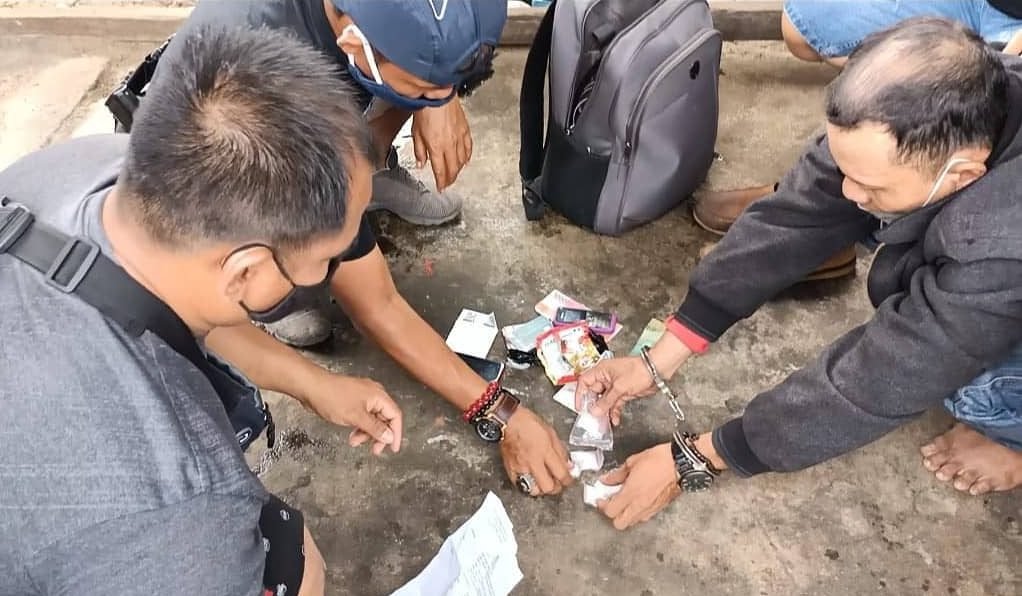 Satuan Reserse Narkoba (Satnarkoba) Polres Barsel dibantu Unit Resmob membekuk terduga pengedar Narkoba jenis sabu FR (42) Kamis (4/3/2021) sekitar pukul 08.30 WIB, di teras bengkel sepeda motor Jalan Soekarno Hatta Desa Mangaris Kec. Dusun Selatan, Kab. Barito Selatan, Kamis 4/3/2021). Foto : Tbn