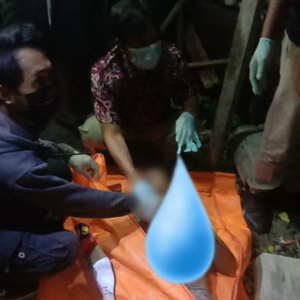 Seorang pria paruh baya bernama Sopini (58) ditemukan tewas di belakang rumahnya di bilangan Jalan Dayak Permai I No. 05 Kota Palangka Raya, Sabtu (6/3/2021) sekitar pukul 17.30 WIB. Foto : Tbn