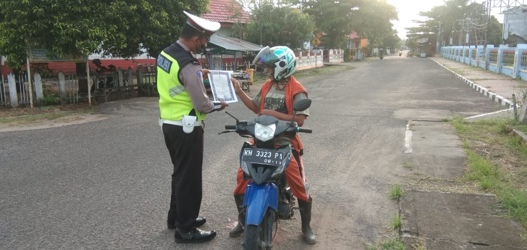 Sat Lantas Polres Seruyan melakukan sosialisasi kebakaran hutan dan lahan (karhutla) kepada Masyarakat Kuala Pembuang, Sabtu (6/02/2021). Foto : TN