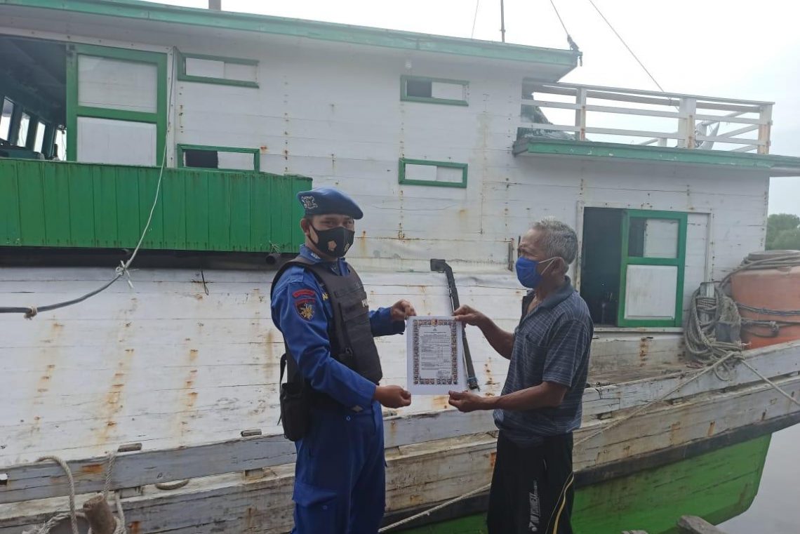 Anggota Satpolair melaksanakan patroli dialogis sekaligus melakukan Sosialisasi pencegahan pembakaran Hutan dan Lahan di sekitar Pesisir DAS Seruyan Kuala Pembuang Kecamatan Seruyan Hilir Kabupaten Seruyan, Sabtu (06/03/2021). Foto : Tbn