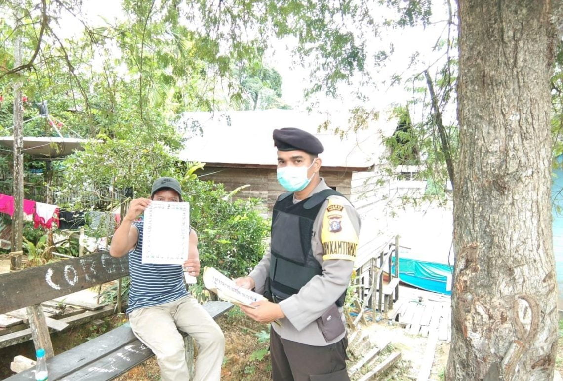 Anggota Polsek Seruyan Hulu Polres Seruyan melaksanakan penyebaran Maklumat Kapolda Kalteng tentang larangan membakar hutan dan lahan, Sabtu (6/3/2021). Foto : Tbn