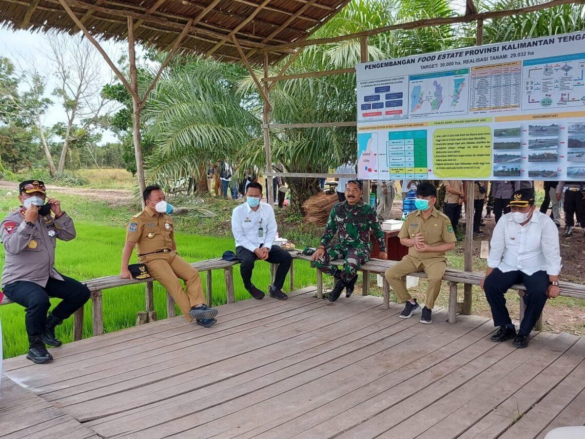 Gubernur Kalteng H. Sugianto Sabran bersama Bupati Kapuas Ben Berahim dan Bupati Pulang Pisau Edi Pratowo berbincang santai di Sahung di Desa Dadahup A5, lokasi Food Estate di Kabupaten Kapuas, Selasa (6/4/2021). Foto : Ari