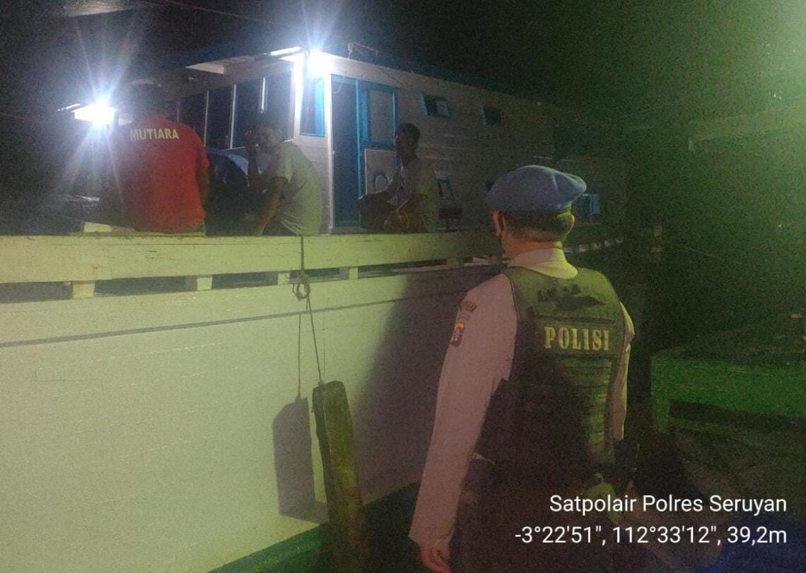 Satpolairud Polres Seruyan melakukan kegiatan Pemolisian Masyarakat (Polmas) di Daerah Aliran Sungai (Das) Seruyan, Kecamatan Seruyan Hilir Kab. Seruyan, Prop Kalimantan tengah, Senin (05/04/2021) malam. Foto : Tbn