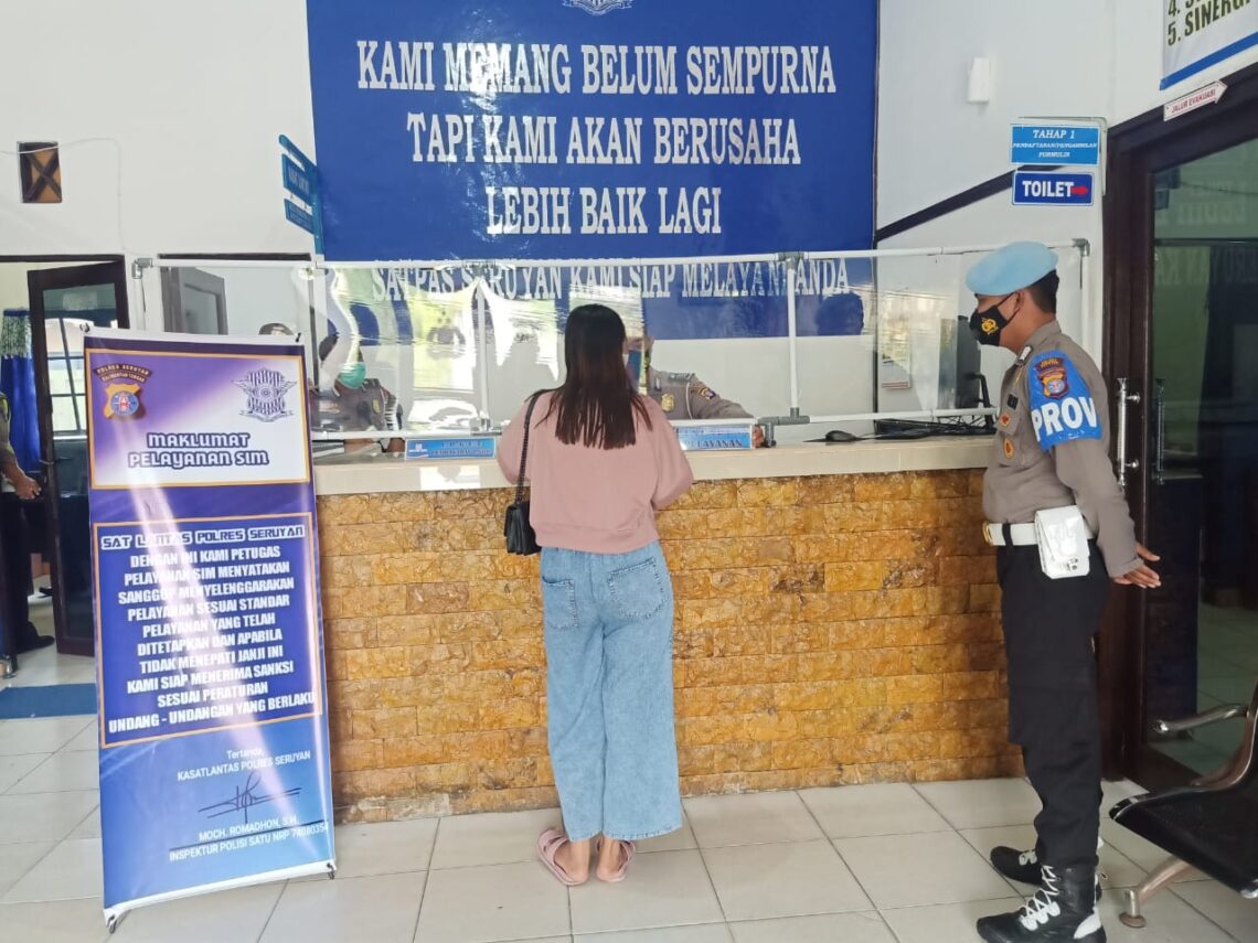 Personil Satuan Unit Propam Polres Seruyan melakukan pemantauan dan pencegahan penyalahgunaan wewenang dan pungutan liar di ruang pelayanan Satpas pembuatan SIM dan SKCK, Selasa (6/4/2021). Foto : Tbn