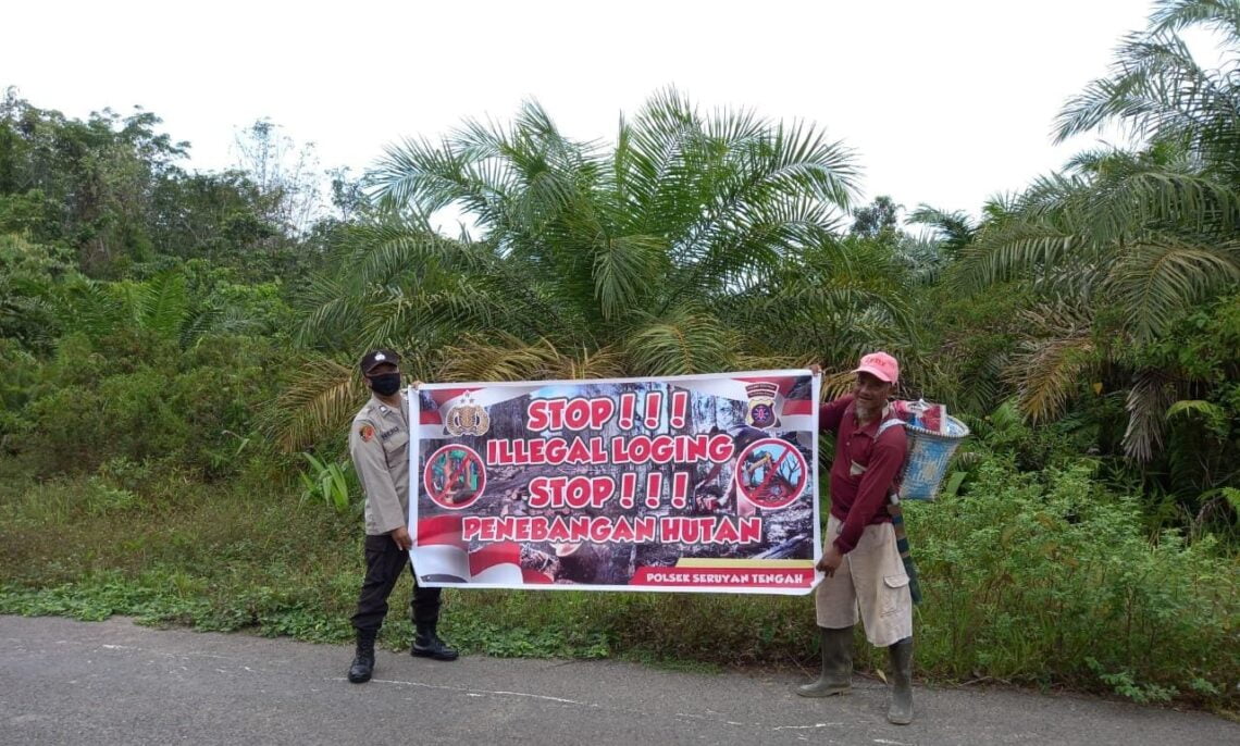 Personel Polsek Seruyan Tengah melakukan sosialisasi terkait Illegal Logging sekaligus bahaya perambahan hutan di Jalan Poros RT. 006 Kelurahan Rantau Pulut Kecamatan Seruyan Tengah Kabupaten Seruyan Provinsi Kalteng, Selasa (06/04/2021) pagi. Foto : Tbn