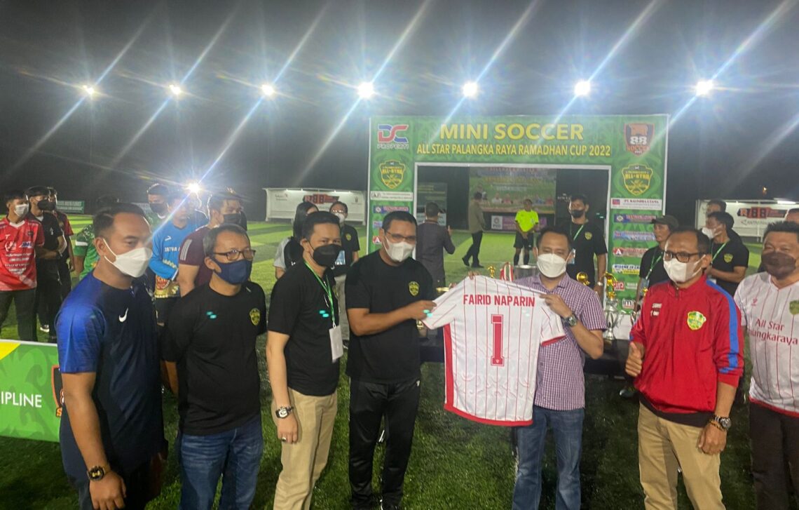 Turnamen dengan total hadiah belasan juta rupiah tersebut juga ditandai dengan pemberian kaos dari Kapten All Star kepada Wali Kota Fairid Nafarin, kemudian dilanjutkan dengan foto bersama seluruh pewakilan peserta, Selasa (05/04/2022) malam. Foto : Ist