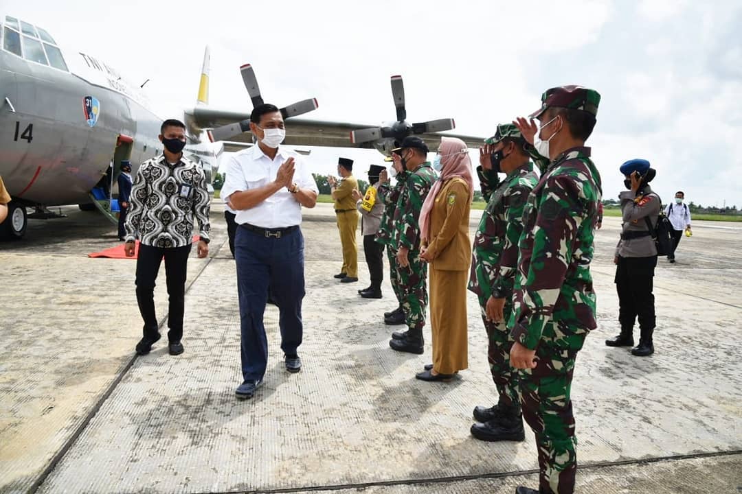 Kapolda Kalteng diwakili Wakapolda Brigjen Pol. Ida Oetari Poernamasasi, S.A.P., M.A., menyambut kedatangan kunjungan kerja (kunker) tiga menteri di Bandara Tjilik Riwut Kota Palangka Raya, Selasa (06/04/2021) pagi. Foto : Tbn