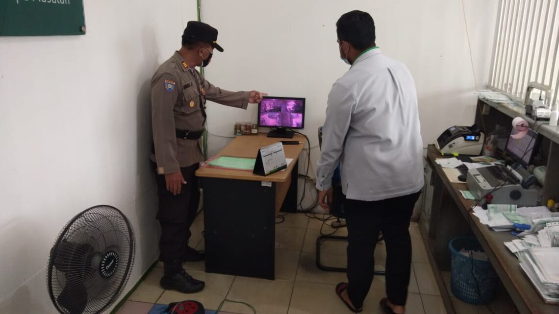 Sat Binmas Polres Seruyan Personil Binmas melaksanakan sambang dan pengecekan Satpam di Kantor Pos dan Pengadaian Kabupaten Seruyan, Kamis (06/05/2021). Foto : Tbn