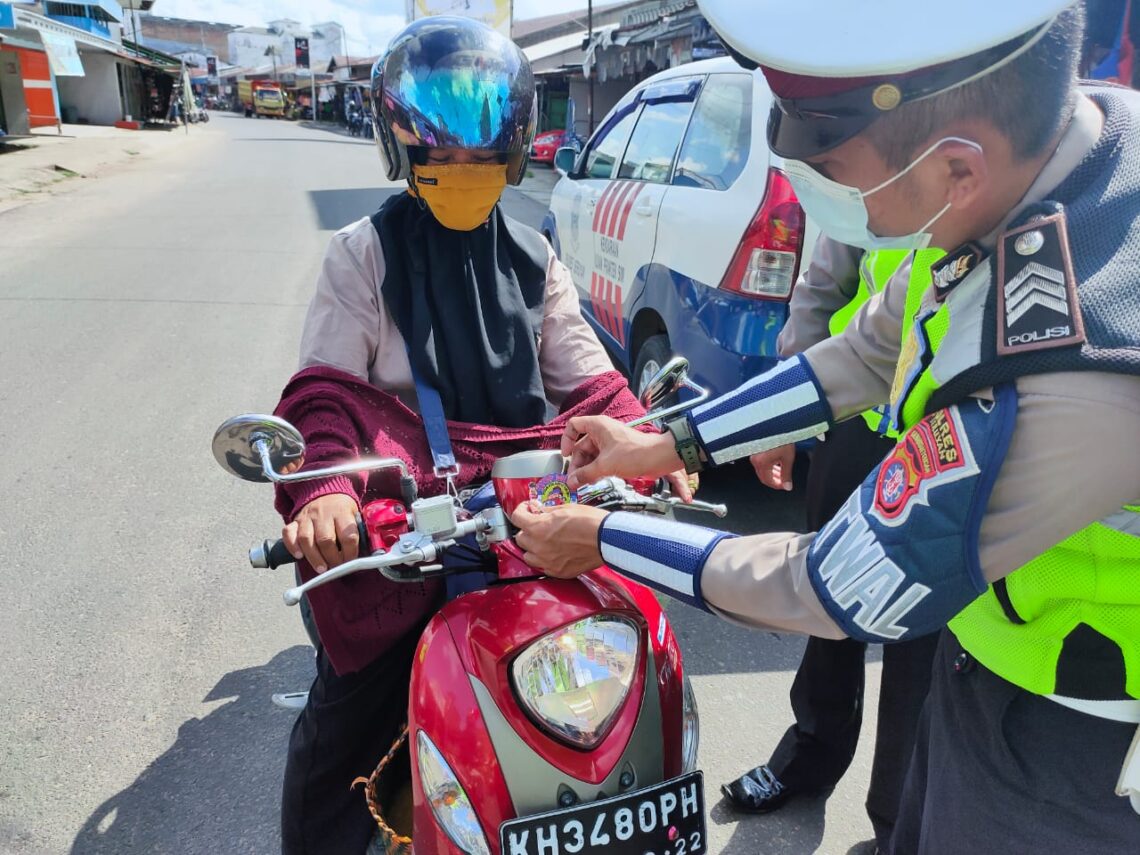 Dipimpin Kasat Lantas Iptu Moch. Romadhon, S.H., petugas membagi-bagikan stiker Dilarang Mudik Lebaran 2021, melaksanakan kegiatan Safety Riding and Driving dan membagikan masker di Kuala Pembuang, Kamis (06/05/2021). Foto : Tbn