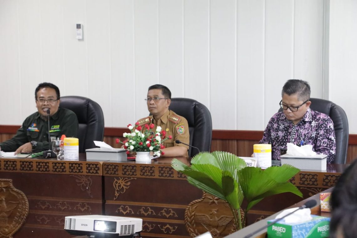 Kepala Biro Ekonomi Setda Prov. Kalteng Said Salim saat pimpin Rapat Evaluasi TPID