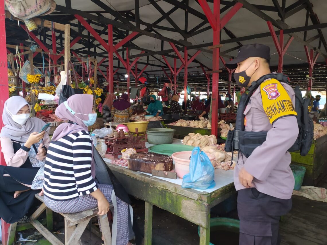 Personel Polres Seruyan kepada masyarakat dalam rangka menciptakan situasi kamtibmas yang kondusif serta melakukan sosialisasi protokol kesehatan kepada masyarakat. Foto : Tbn