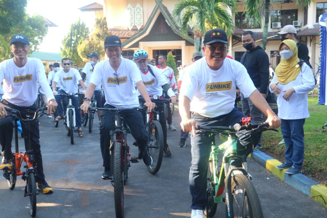 Sekretaris Daerah (Sekda) Nuryakin, mewakili Gubernur Kalimantan Tengah (Kalteng), menghadiri kegiatan Funbike Kampanye Simpatik Program Pengungkapan Sukarela (PPS) yang dilaksanakan di halaman Kantor Pelayanan Pajak (KPP) Pratama Palangka Raya, Minggu pagi (5/5/2022).