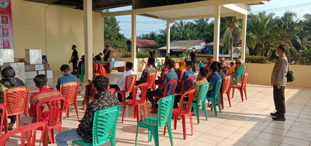 personil Polsek Seruyan Tengah melakukan pantauan langsung tempat pemilihan suara desa yang melaksanakan pemilihan BPD Desa Wana Tirta Kecamatan Batu Ampar Kabupaten Seruyan, Minggu (6/6/2021). Foto : Tbn