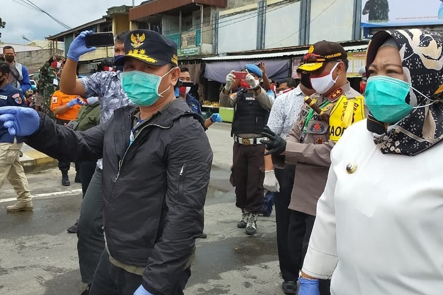 Gubernur Kalteng H Sugianto Sabran ketika memantau pelaksanaan Rapid test Massal covid-19 di Pasar Indrasari pangkalan Bun, Sabtu (6/6/2020). Foto : mmc