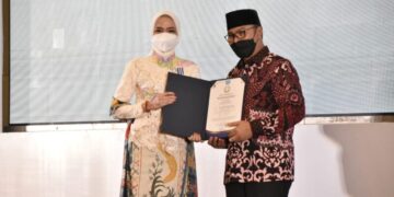 Ketua TP PKK Kalteng Terima Penghargaan Manggala Karya Kencana dari BKKBN