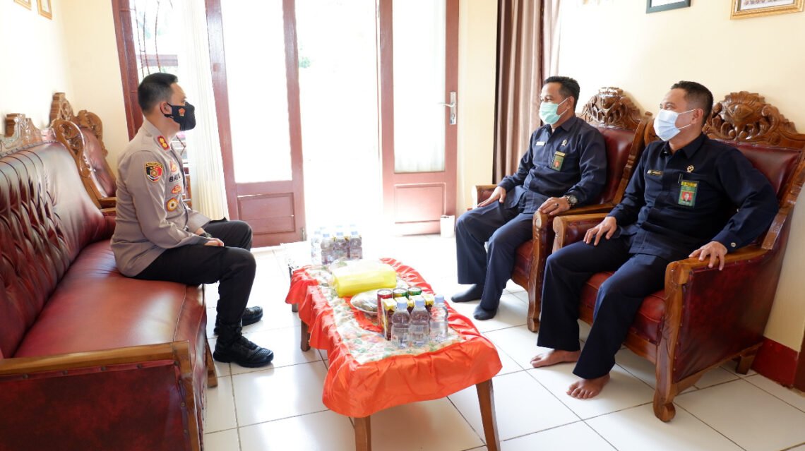 Kapolres Seruyan AKBP Bayu Wicaksono, S.H., S.I.K., M.Si., mengunjungi Kantor Pengadilan Agama laksanakan silaturahmi dengan Ketua Pengadilan Agama Kab. Seruyan, Selasa (06/07/2021). Foto : Tbn