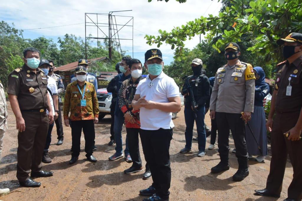 Gubernur Kalimantan Tengah (Kalteng) H. Sugianto Sabran meninjau ruas Jalan Eks Pertamina di Kabupaten Barito Timur, Kamis (6/8/2020). Foto : Ist