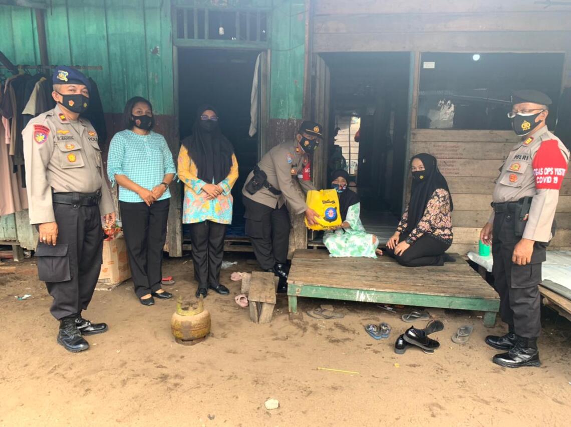 Baksos dalam kegiatan bhakti sosial berserta Personil Binmas dan Polwan Polres Seruyan kepada masyarakat yang terdampak Covid-19 di Kuala Pembuang yang bertempat di Kec .Seruyan Hilir Kab. Seruyan (06/8/2021). Foto : tbn