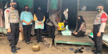 Kasat Binmas dan Polwan Polres Seruyan Serahkan Bantuan Covid-19