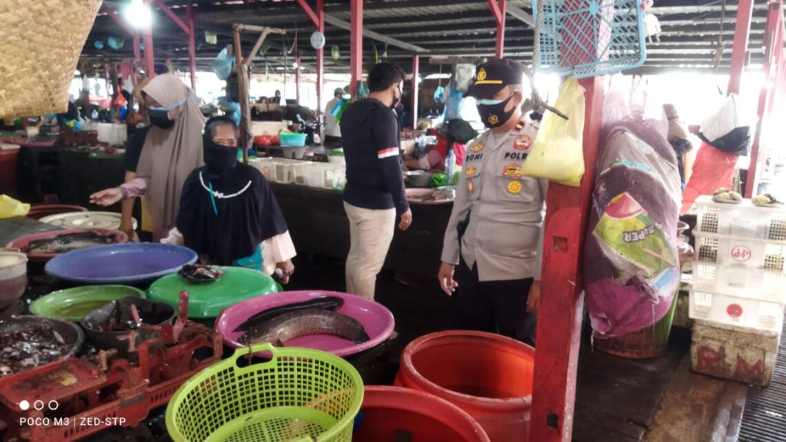 Pastikan Patuhi Prokes, Personil Polsek Seruyan Hilir Lakukan Kegiatan Yustisi. Foto : Tbn