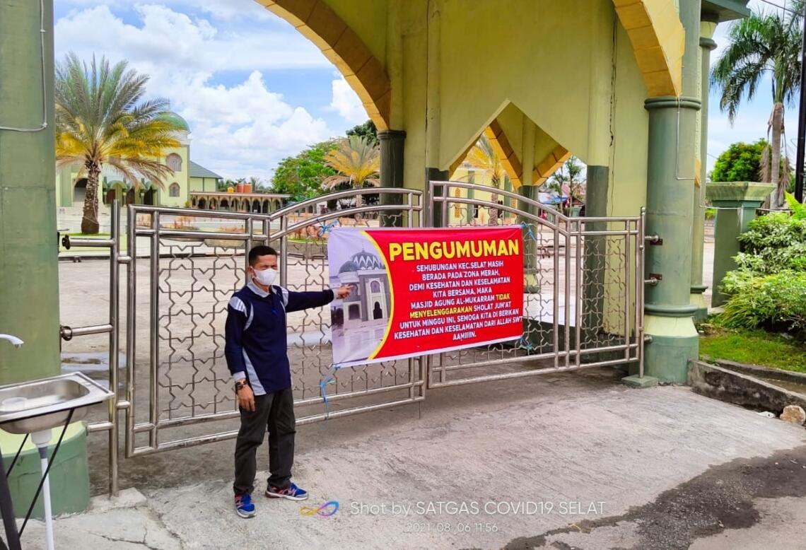 Plt. Camat Selat, Yaya Setiabudi, melihat langsung pengumuman di Masjid Agung Almuqarram Kapuas tidak melaksanakan shalat, Jumat (6/8/2021). Foto : Lg