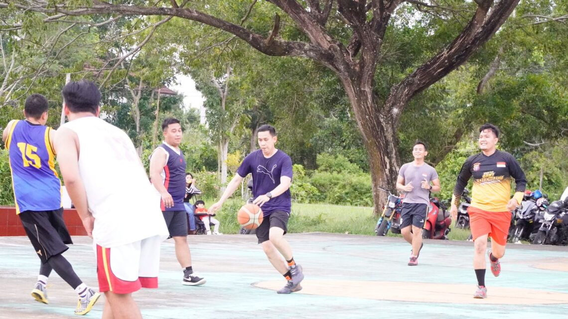 Kapolres  Seruyan AKBP Bayu Wicaksono, S.H., S.I.K., M.Si. melakukan kegiatan olahraga dalam giat Inovasi Polres Seruyan “SerJaKet (Seruyan Jago Basket)” bertempat di Lapangan Basket Polres Seruyan, Rabu (06/10/2021) pukul 16.00 Wib. Foto : Tbn