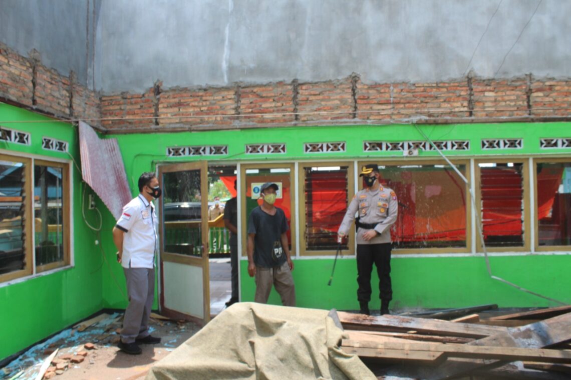 Kapolres Seruyan AKBP Bayu Wicaksono, S.H., S.I.K., M.Si. beserta Kasat Intel Polres Seruyan, IPTU Moh. Rochim, S.Sos melaksanakan peninjauan pembangunann Langgar Al- Ikhas di jalan AIS Nasution Kuala Pembuang I Kab. Seruyan, Rabu (06/10/2021). Foto : Tbn