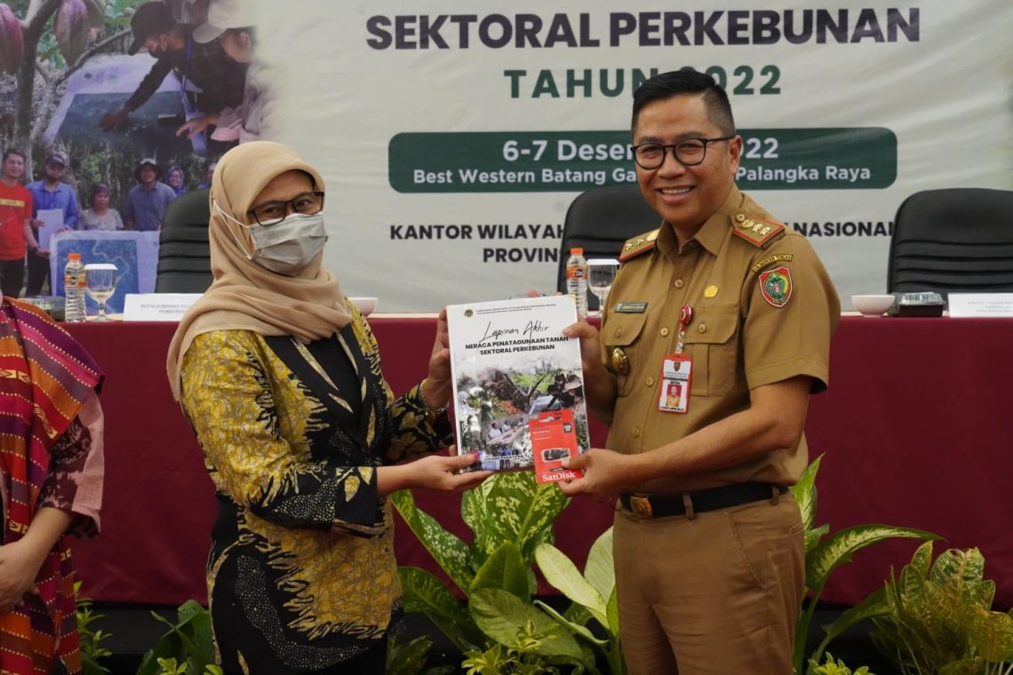 Asisten Ekbang Leonard S. Ampung saat penyerahan cindera mata