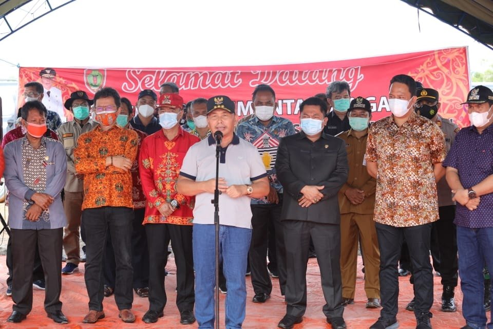 Gubernur Kalteng H Sugianto Sabran saat memberi sambutan di Hanau, Kabupaten Seruyan, Kamis (7/1/2021). Foto : mms