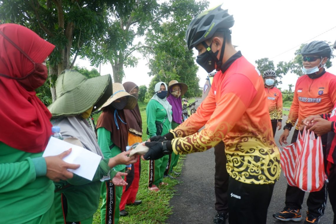 Kapolres Seruyan AKBP Bayu Wicaksono, S.H., S.I.K., M.Si didampingi PJU Polres Seruyan di sela-seka olahraga rutin berbagi makanan dengan pasukan orange, Jumat (8/1/2021). Foto : Tbn