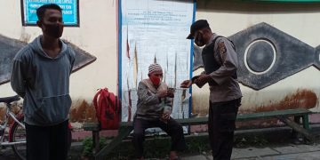 Personel Polres Seruyan Bagikan Masker dan Sosialisasikan Prokes Kepada Masyarakat